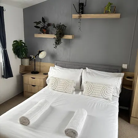 Campsite Modern Two Bedroom On Seven Bays Near Padstow